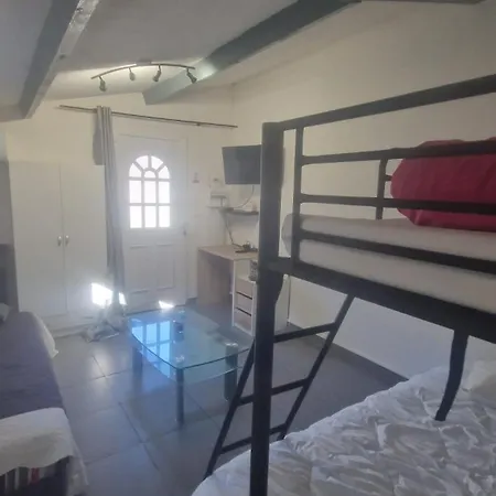 Maisonnette Avec Jardin Et Piscine Privee Holiday home *