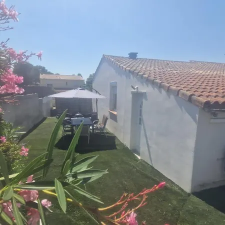 Holiday home Maisonnette Avec Jardin Et Piscine Privee *